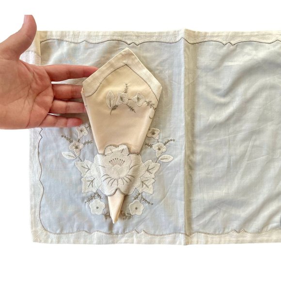 Vintage Napkins & Doilies set of 4 napkins n 4 doilies light yellow pocket decor - Picture 3 of 8